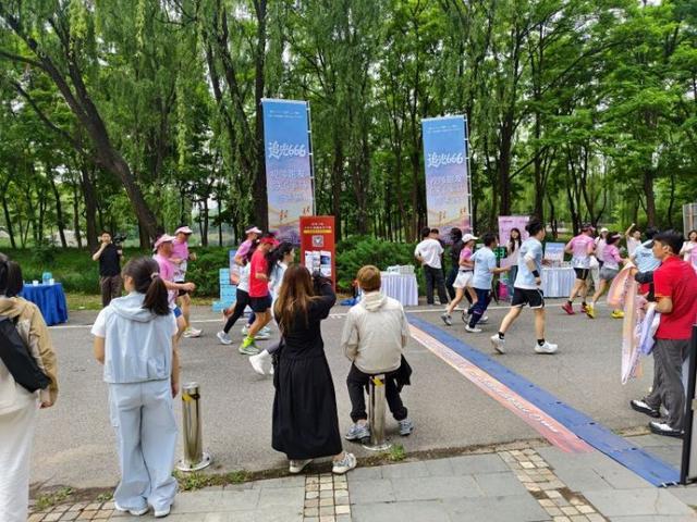 九游娱乐官方网站-一根绳子，六道光——一场让视障跑者被“看见”的六天六马挑战